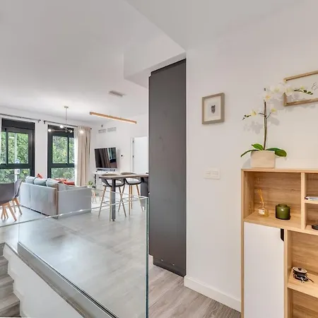 Apartment Modern Unit 5 Mins Walk To Historical Malaga