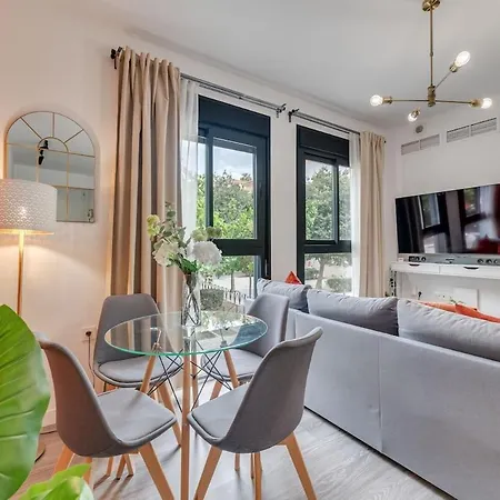 Modern Unit 5 Mins Walk To Historical Malaga